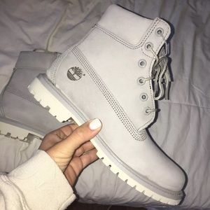 WOMENS SIZE 8 SOFT GRAY TIMBERLANDS BOOTS